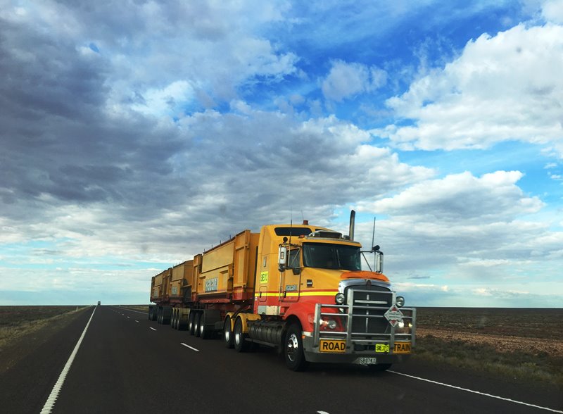 Australijski zestaw drogowy-pociąg Photo by Rhys Moult on Unsplash