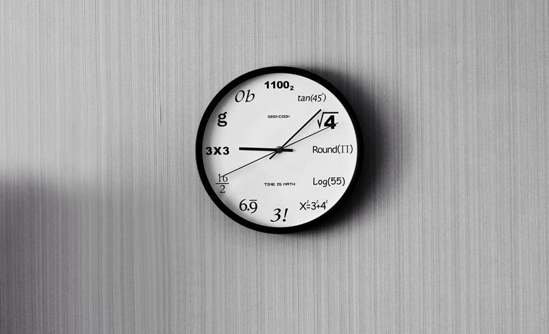 Zegar z działaniami zamiast liczb Photo by wu yi on Unsplash