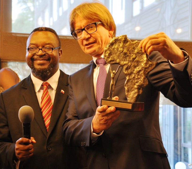 Roman Kinda ze statuetką Przyjaciel Afryki Fot. Navimor International