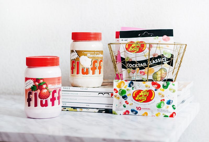 Słoiki z jogurtem i torebki z cukierkami Photo by Alexandra Gorn on Unsplash