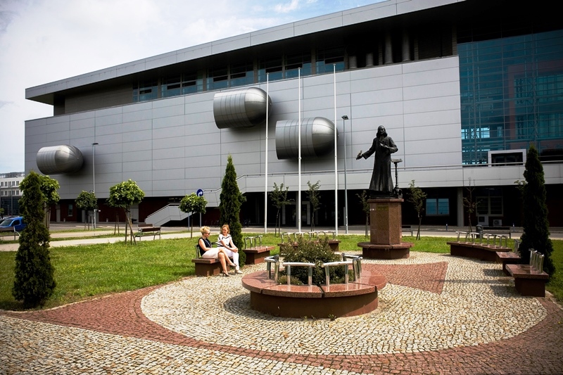 Pomnik Mrongowiusza przed Biblioteką Główną UG Fot. Maciej Kosycarz