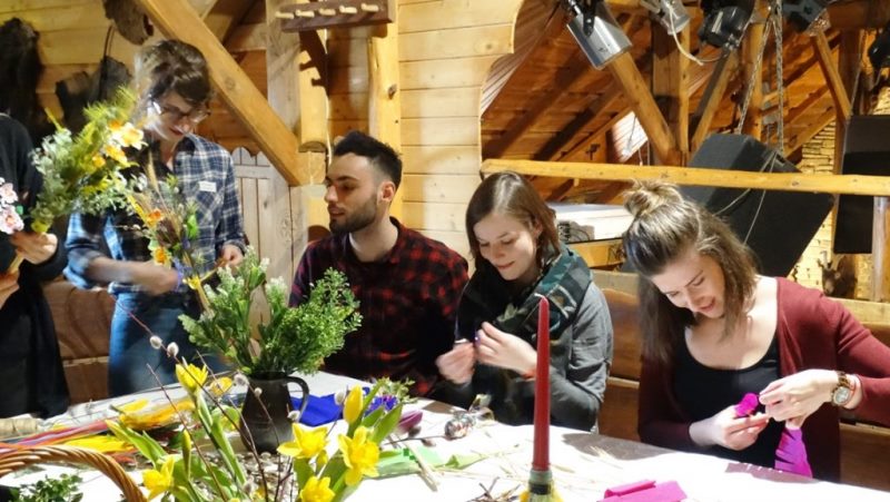 Studenci układają palmy