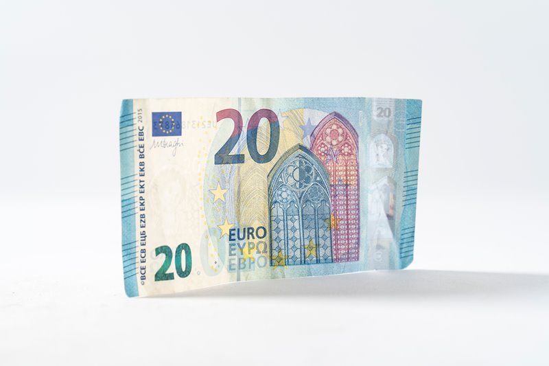 Banknot 20 euro Photo by Thought Catalog on Unsplash