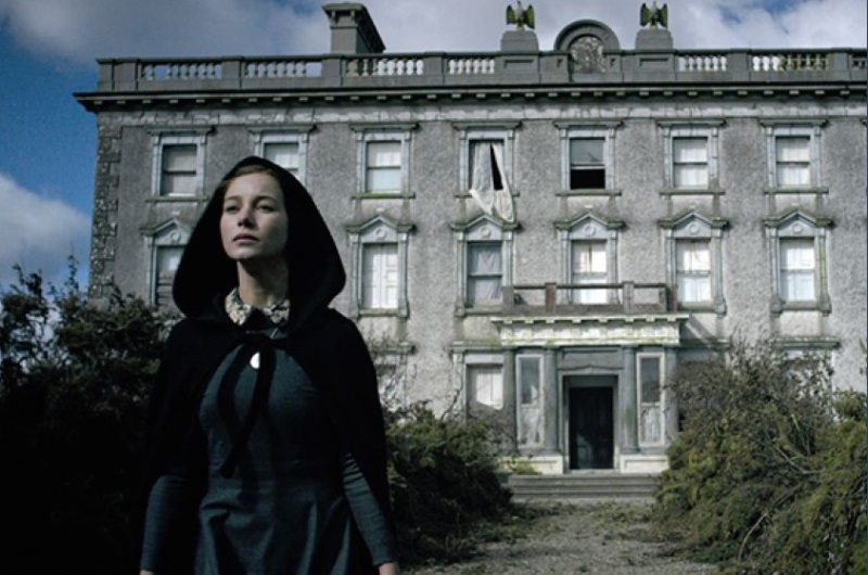 Kadr z filmu The Lodgers. Przeklęci