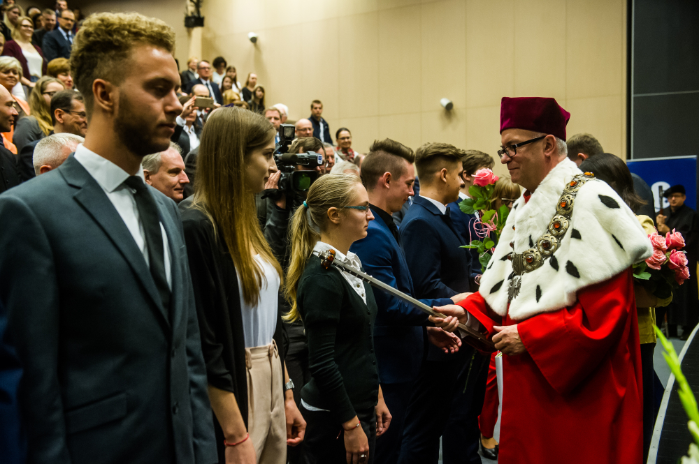 Pasowanie studentów podczas uroczystej inauguracji roku akademickiego