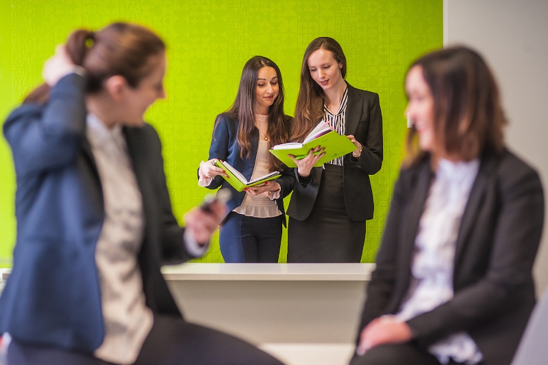 Cztery młode kobiety w garsonkach Fot. Jobhouse