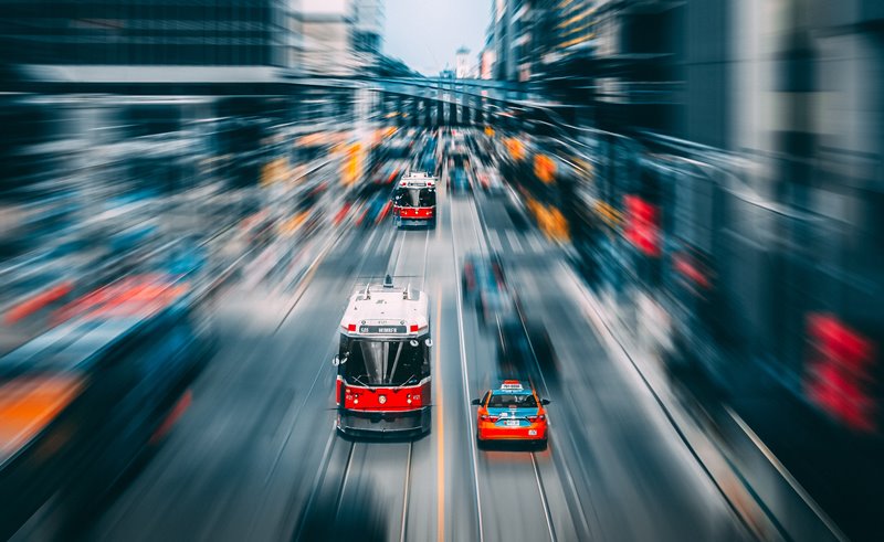 Tramwaje i taksówka na ulicy Photo by Alex Smith on Unsplash