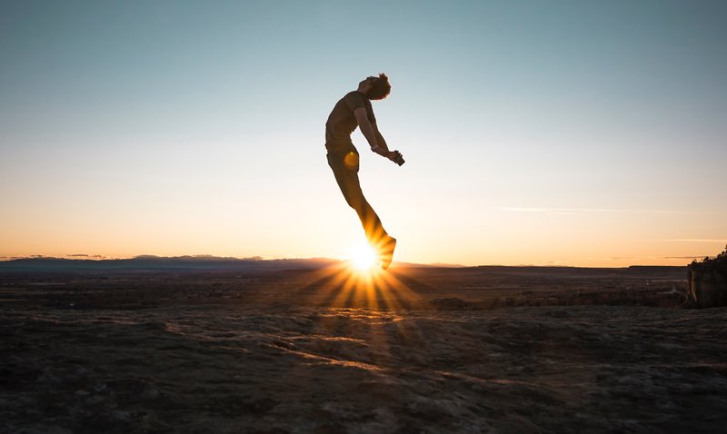 Skok na tle słońca Photo by Steve Halama on Unsplash