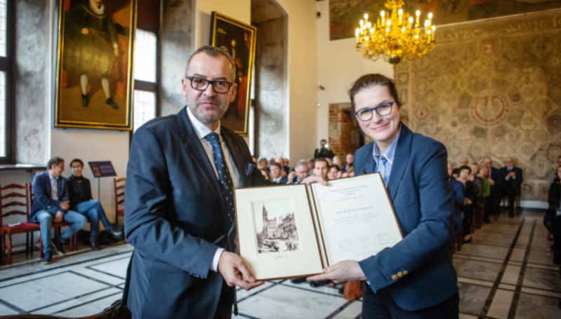 Aleksandra Dulkiewicz, komisarz Gdańska wręcza nagrodę prof. Piotrowi Stepnowskiemu Fot. Krzysztof Mystkowski/KFP