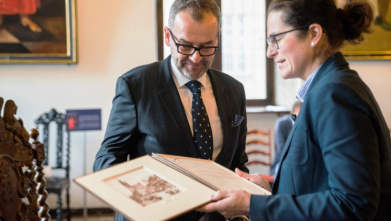 Aleksandra Dulkiewicz, komisarz Gdańska wręcza nagrodę prof. Piotrowi Stepnowskiemu Fot. Dominik Paszliński/www.gdańsk.pl