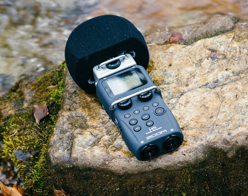 Rejestrator nad strumieniem Photo by Jaron Nix on Unsplash