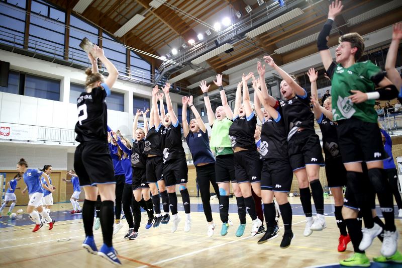 Radość drużyny kobiet w futsalu AZS UG 