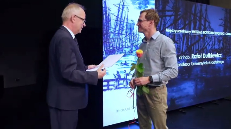Rektor UG wręcza dyplom prof. Rafałowi Dutkiewiczowi