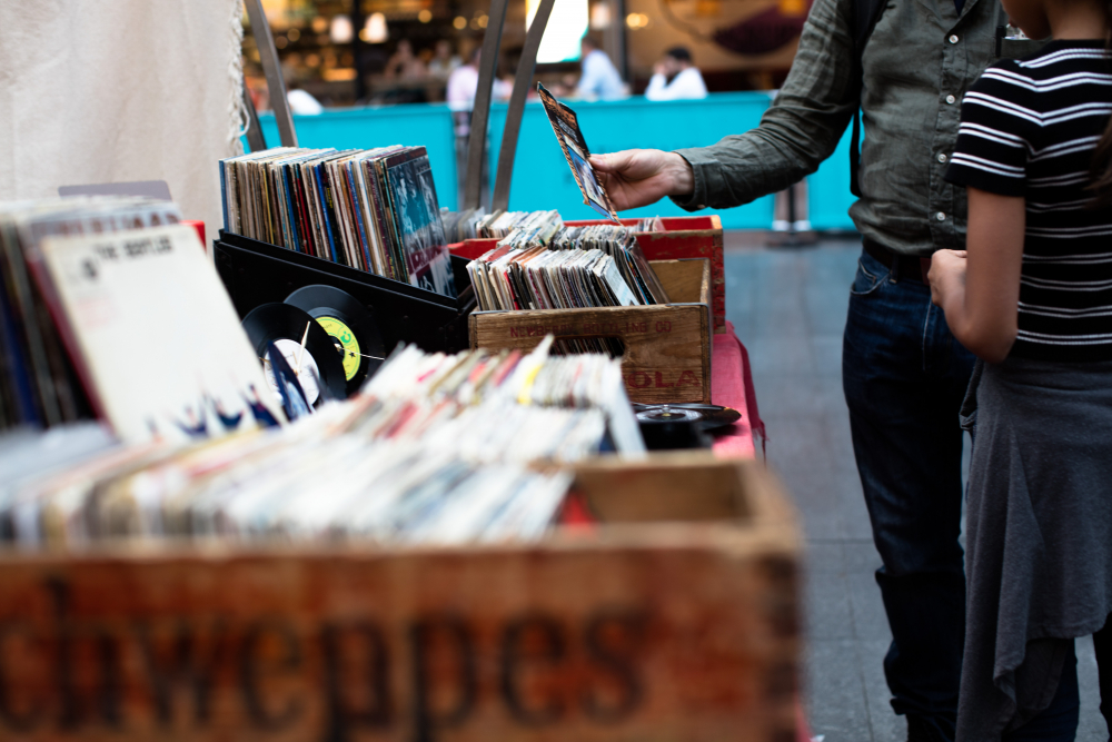 Płyty w sklepie Photo by Artificial Photography on Unsplash 
