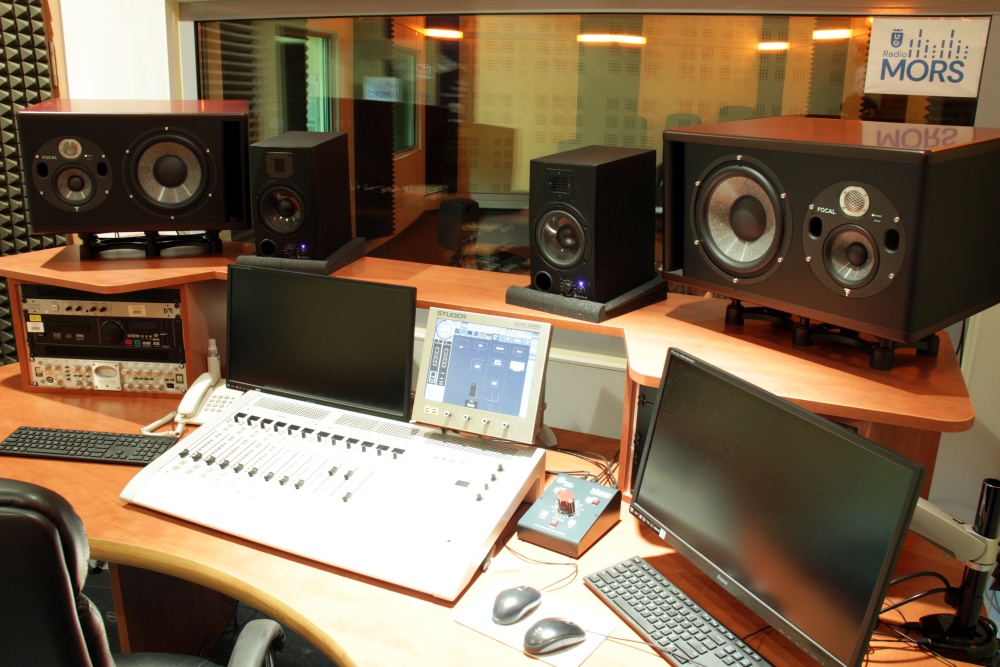 studio radiowe, widok z&nbsp;reżyserni