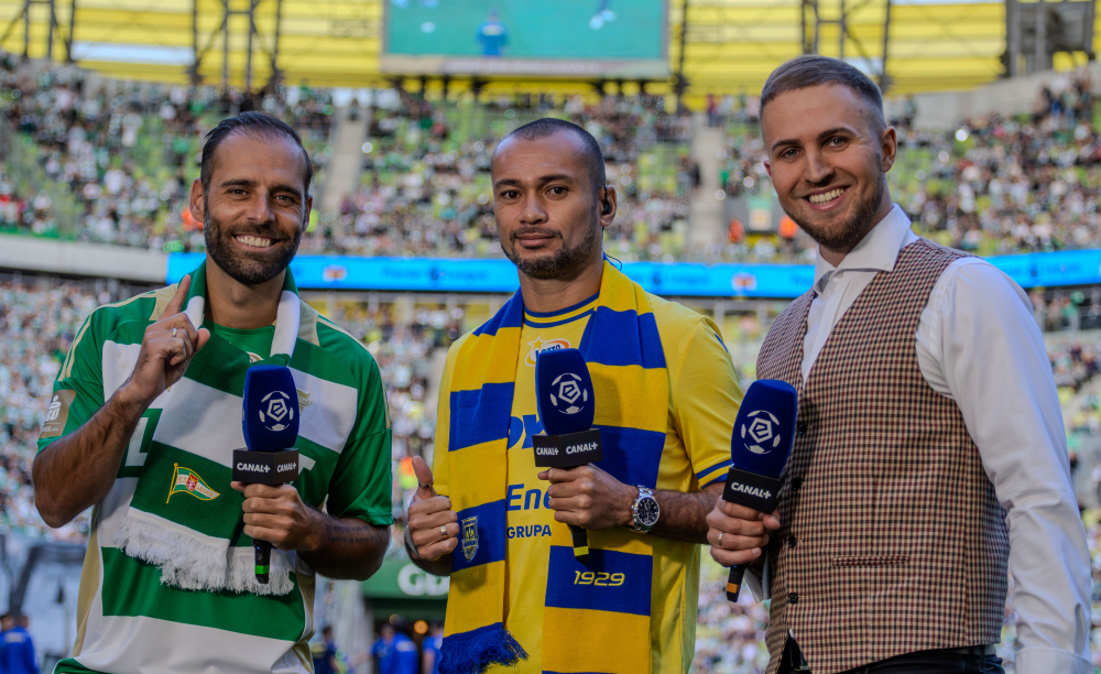 zdjęcie ze&nbsp;studia realizowanego przy okazji Derbów Trójmiasta - Błażej Łukaszewski z&nbsp;legendami Lechii Gdańsk i&nbsp;Arki Gdynia - Flavio Paixao i&nbsp;Marcusem da Silvą