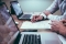 Dwie osoby przy laptopach i obliczeniach Fot. Helloquence/Unsplash