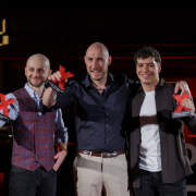 Zdjęcie trzech mężczyzn, trzymających statuetki Konferencji TEDxPolitechnika Gdańska 2025.